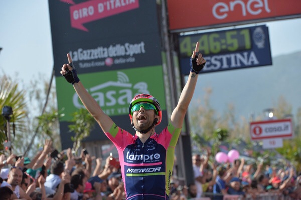 Subito spettacolo al Giro in Italia!