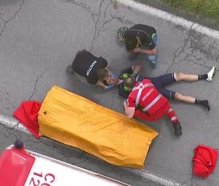 Brutta caduta al Giro, atleta della Movistar trasportato in ambulanza all’ospedale [Guarda le Foto dell’incidente]