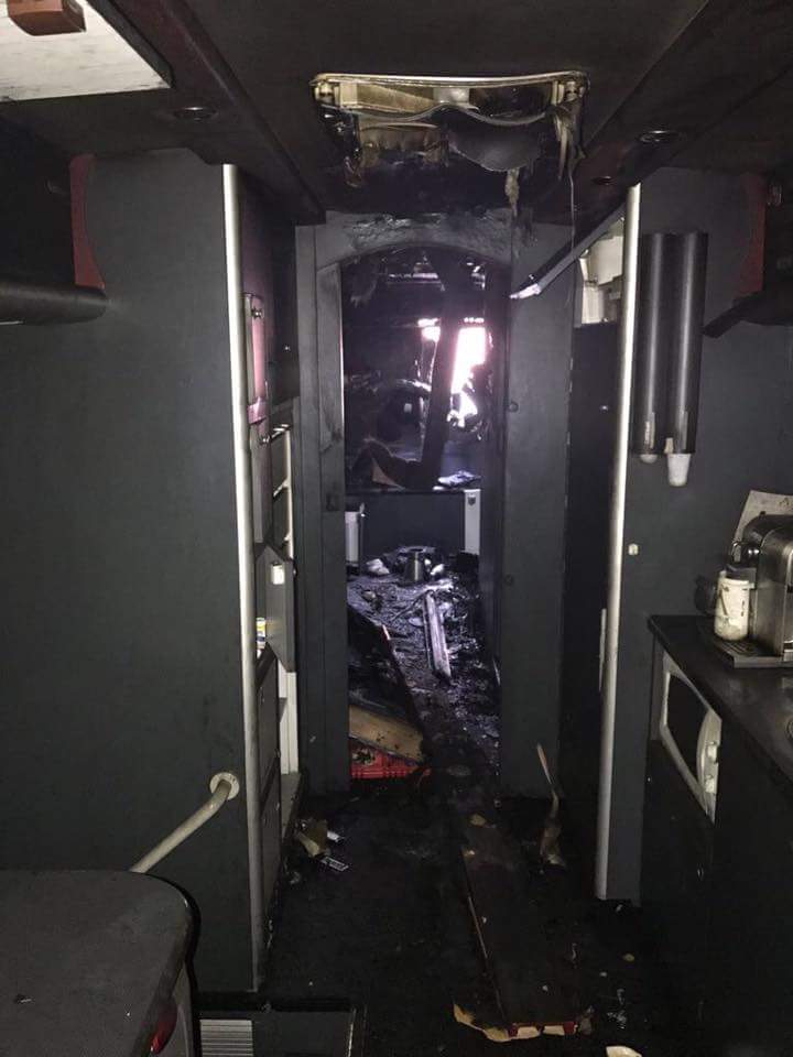 Vuelta: Bus di un team attaccato e incendiato nella notte – GUARDA LE FOTO