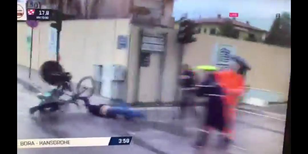 Tirreno Adriatico: i Bora travolgono un passante in gara