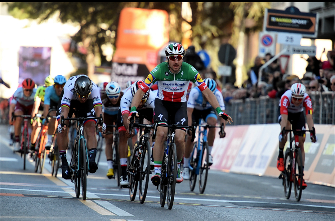 Tirreno; Viviani vince in volata la quarta tappa Italiano batte sul traguardo Sagan e Gaviria. Yates resta leader