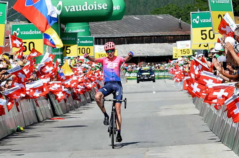 Bernal vince Giro Svizzera, ultima tappa a Carthy Colombiano è in gran forma e ora punta al Tour. Bene Pozzovivo