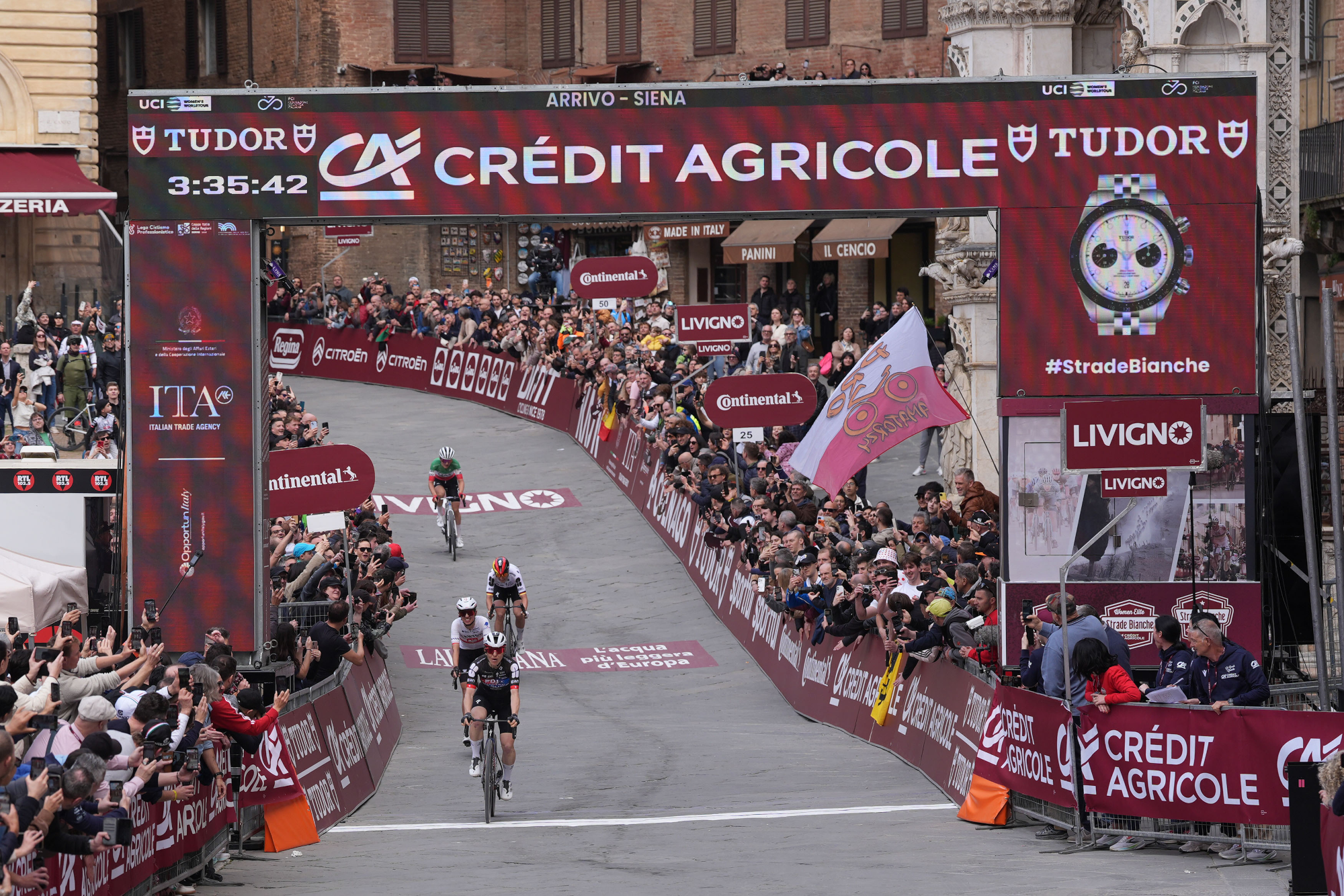 CHABBEY PORTA LA SVIZZERA SUL TETTO DELLA STRADE BIANCHE WOMEN ELITE